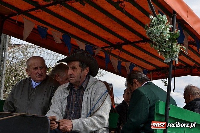 Zdjęcie w galerii na portalu naszraciborz.pl: W Bieńkowicach szli po polach starodawnym zwyczajem wiadomości z regionu