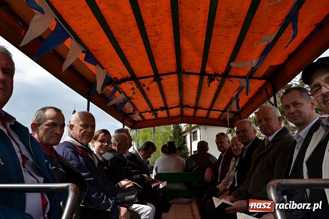 Zdjęcie w galerii na portalu naszraciborz.pl: W Bieńkowicach szli po polach starodawnym zwyczajem wiadomości z regionu