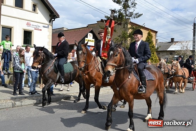 Zdjęcie w galerii na portalu naszraciborz.pl: W Bieńkowicach szli po polach starodawnym zwyczajem wiadomości z regionu