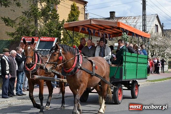 Zdjęcie w galerii na portalu naszraciborz.pl: W Bieńkowicach szli po polach starodawnym zwyczajem wiadomości z regionu