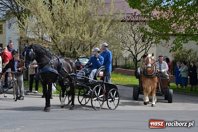 Zdjęcie w galerii na portalu naszraciborz.pl: W Bieńkowicach szli po polach starodawnym zwyczajem wiadomości z regionu
