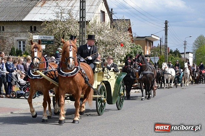 Zdjęcie w galerii na portalu naszraciborz.pl: W Bieńkowicach szli po polach starodawnym zwyczajem wiadomości z regionu