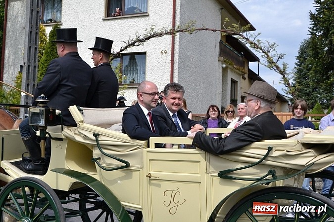 Zdjęcie w galerii na portalu naszraciborz.pl: W Bieńkowicach szli po polach starodawnym zwyczajem wiadomości z regionu