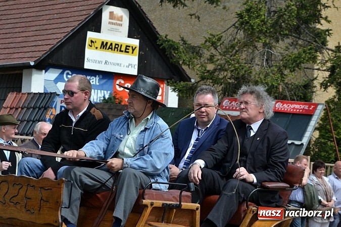 Zdjęcie w galerii na portalu naszraciborz.pl: W Bieńkowicach szli po polach starodawnym zwyczajem wiadomości z regionu