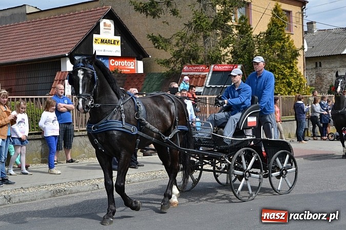 Zdjęcie w galerii na portalu naszraciborz.pl: W Bieńkowicach szli po polach starodawnym zwyczajem wiadomości z regionu