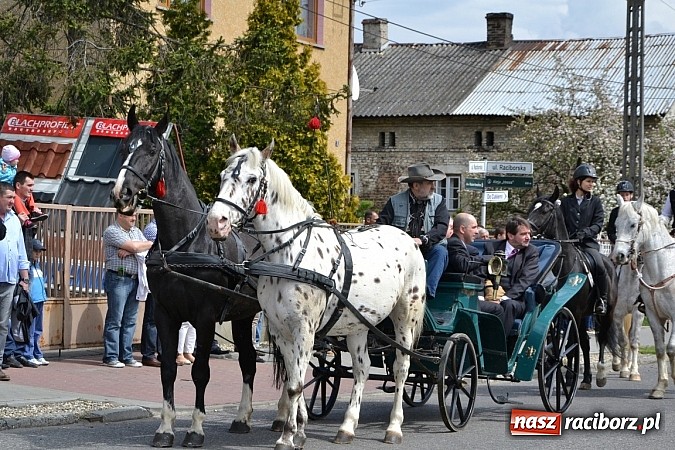 Zdjęcie w galerii na portalu naszraciborz.pl: W Bieńkowicach szli po polach starodawnym zwyczajem wiadomości z regionu
