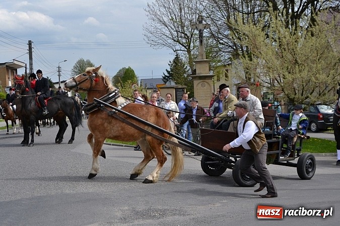 Zdjęcie w galerii na portalu naszraciborz.pl: W Bieńkowicach szli po polach starodawnym zwyczajem wiadomości z regionu