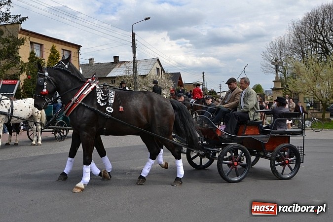 Zdjęcie w galerii na portalu naszraciborz.pl: W Bieńkowicach szli po polach starodawnym zwyczajem wiadomości z regionu