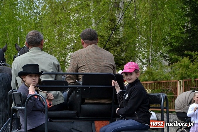 Zdjęcie w galerii na portalu naszraciborz.pl: W Bieńkowicach szli po polach starodawnym zwyczajem wiadomości z regionu