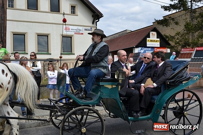 Zdjęcie w galerii na portalu naszraciborz.pl: W Bieńkowicach szli po polach starodawnym zwyczajem wiadomości z regionu