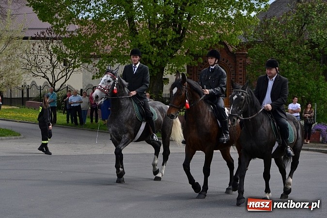 Zdjęcie w galerii na portalu naszraciborz.pl: W Bieńkowicach szli po polach starodawnym zwyczajem wiadomości z regionu