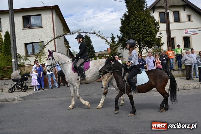 Zdjęcie w galerii na portalu naszraciborz.pl: W Bieńkowicach szli po polach starodawnym zwyczajem wiadomości z regionu