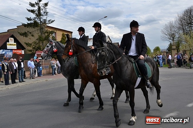 Zdjęcie w galerii na portalu naszraciborz.pl: W Bieńkowicach szli po polach starodawnym zwyczajem wiadomości z regionu