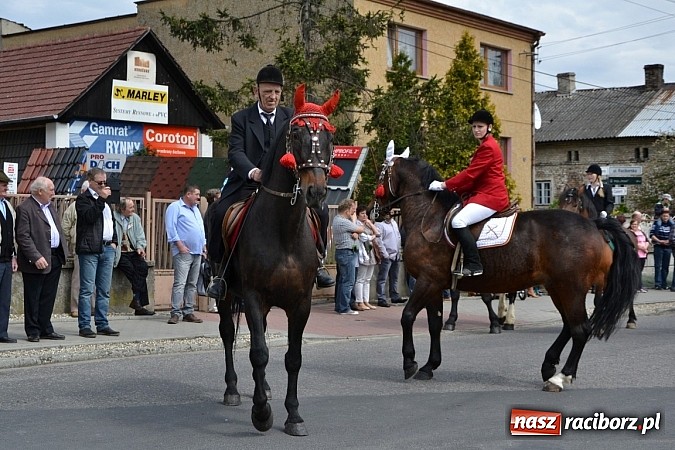 Zdjęcie w galerii na portalu naszraciborz.pl: W Bieńkowicach szli po polach starodawnym zwyczajem wiadomości z regionu