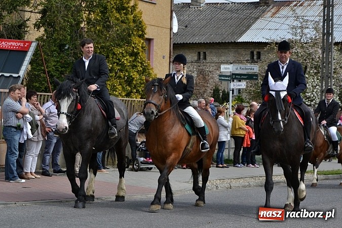 Zdjęcie w galerii na portalu naszraciborz.pl: W Bieńkowicach szli po polach starodawnym zwyczajem wiadomości z regionu