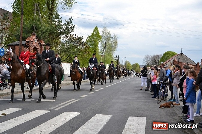 Zdjęcie w galerii na portalu naszraciborz.pl: W Bieńkowicach szli po polach starodawnym zwyczajem wiadomości z regionu