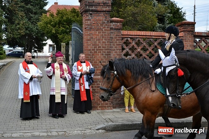 Zdjęcie w galerii na portalu naszraciborz.pl: W Bieńkowicach szli po polach starodawnym zwyczajem wiadomości z regionu
