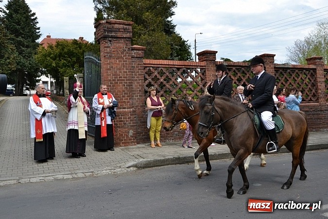 Zdjęcie w galerii na portalu naszraciborz.pl: W Bieńkowicach szli po polach starodawnym zwyczajem wiadomości z regionu