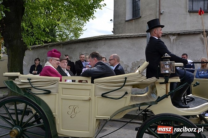 Zdjęcie w galerii na portalu naszraciborz.pl: W Bieńkowicach szli po polach starodawnym zwyczajem wiadomości z regionu