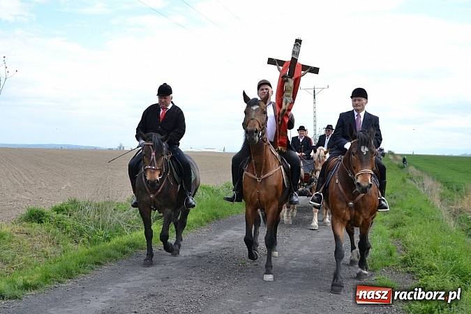 Zdjęcie w galerii na portalu naszraciborz.pl: W Bieńkowicach szli po polach starodawnym zwyczajem wiadomości z regionu