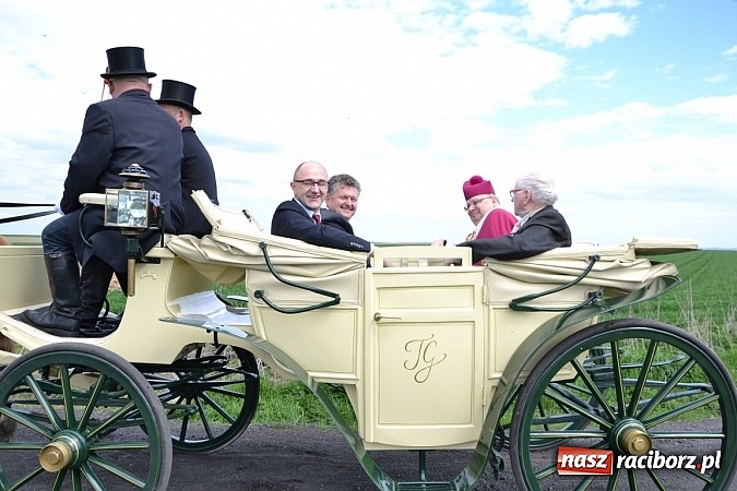 Zdjęcie w galerii na portalu naszraciborz.pl: W Bieńkowicach szli po polach starodawnym zwyczajem wiadomości z regionu