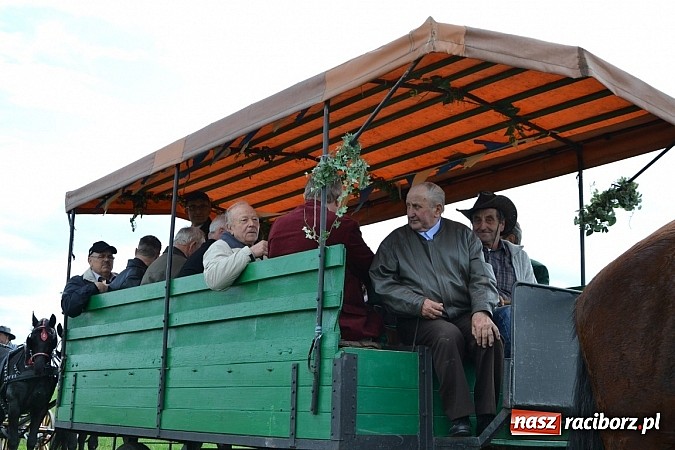 Zdjęcie w galerii na portalu naszraciborz.pl: W Bieńkowicach szli po polach starodawnym zwyczajem wiadomości z regionu