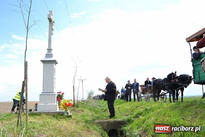 Zdjęcie w galerii na portalu naszraciborz.pl: W Bieńkowicach szli po polach starodawnym zwyczajem wiadomości z regionu