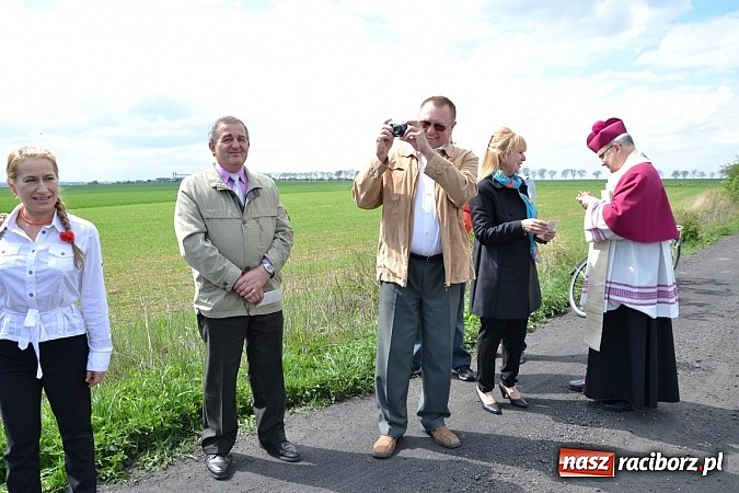 Zdjęcie w galerii na portalu naszraciborz.pl: W Bieńkowicach szli po polach starodawnym zwyczajem wiadomości z regionu