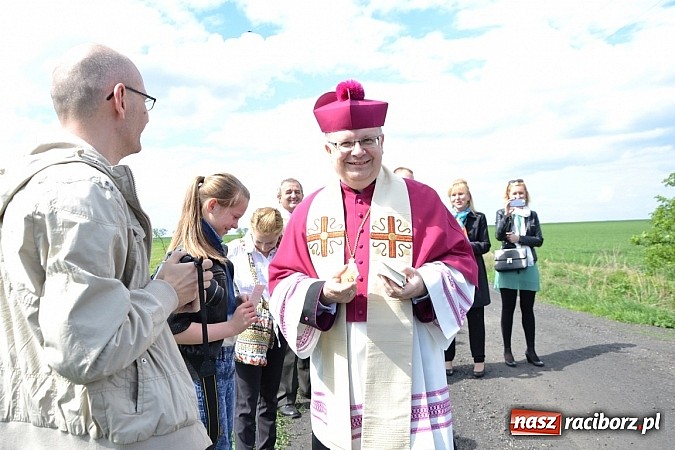 Zdjęcie w galerii na portalu naszraciborz.pl: W Bieńkowicach szli po polach starodawnym zwyczajem wiadomości z regionu
