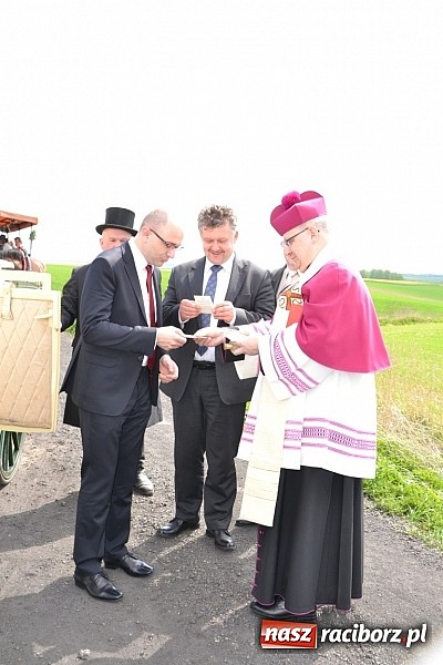 Zdjęcie w galerii na portalu naszraciborz.pl: W Bieńkowicach szli po polach starodawnym zwyczajem wiadomości z regionu