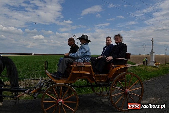 Zdjęcie w galerii na portalu naszraciborz.pl: W Bieńkowicach szli po polach starodawnym zwyczajem wiadomości z regionu