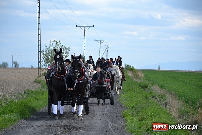 Zdjęcie w galerii na portalu naszraciborz.pl: W Bieńkowicach szli po polach starodawnym zwyczajem wiadomości z regionu
