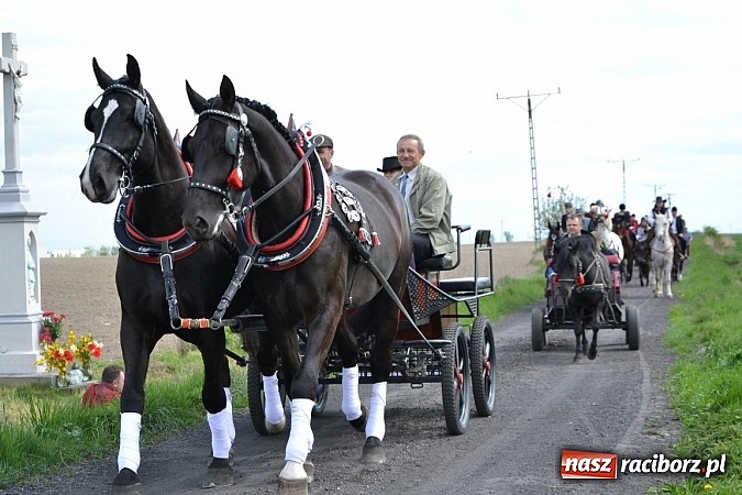 Zdjęcie w galerii na portalu naszraciborz.pl: W Bieńkowicach szli po polach starodawnym zwyczajem wiadomości z regionu
