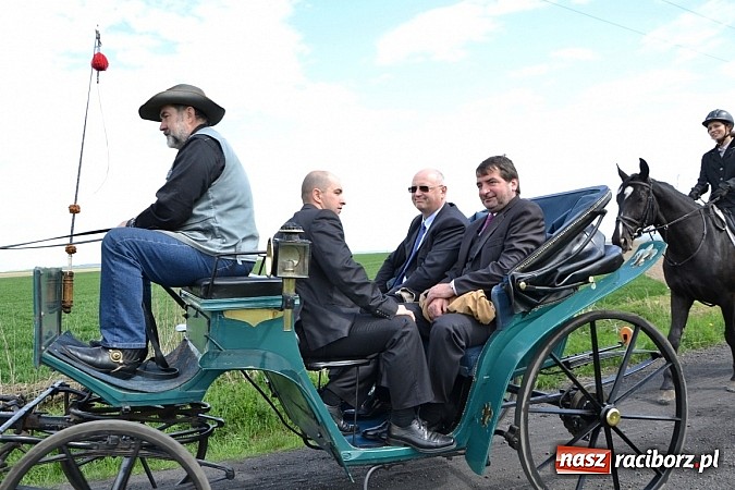 Zdjęcie w galerii na portalu naszraciborz.pl: W Bieńkowicach szli po polach starodawnym zwyczajem wiadomości z regionu