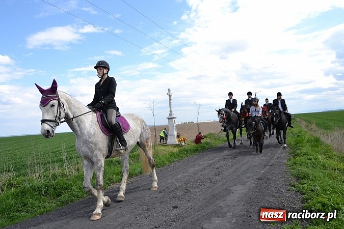 Zdjęcie w galerii na portalu naszraciborz.pl: W Bieńkowicach szli po polach starodawnym zwyczajem wiadomości z regionu