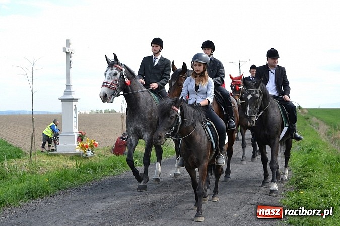 Zdjęcie w galerii na portalu naszraciborz.pl: W Bieńkowicach szli po polach starodawnym zwyczajem wiadomości z regionu
