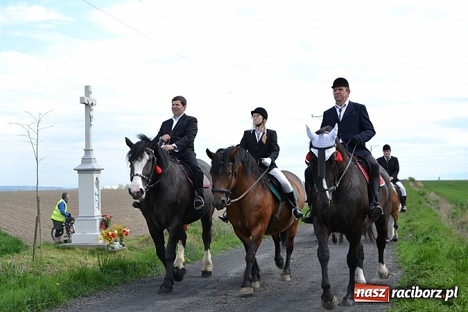 Zdjęcie w galerii na portalu naszraciborz.pl: W Bieńkowicach szli po polach starodawnym zwyczajem wiadomości z regionu
