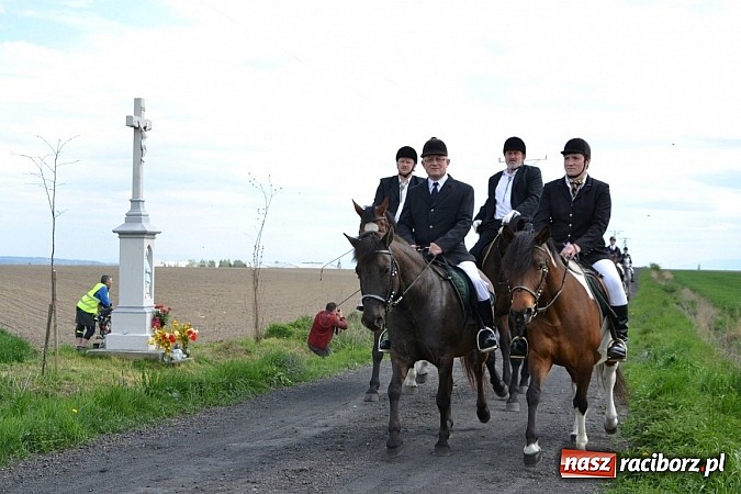 Zdjęcie w galerii na portalu naszraciborz.pl: W Bieńkowicach szli po polach starodawnym zwyczajem wiadomości z regionu