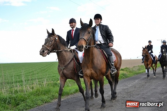 Zdjęcie w galerii na portalu naszraciborz.pl: W Bieńkowicach szli po polach starodawnym zwyczajem wiadomości z regionu