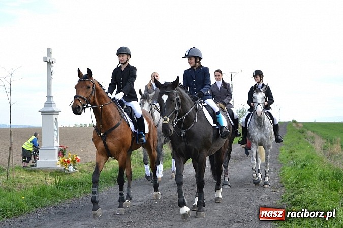 Zdjęcie w galerii na portalu naszraciborz.pl: W Bieńkowicach szli po polach starodawnym zwyczajem wiadomości z regionu