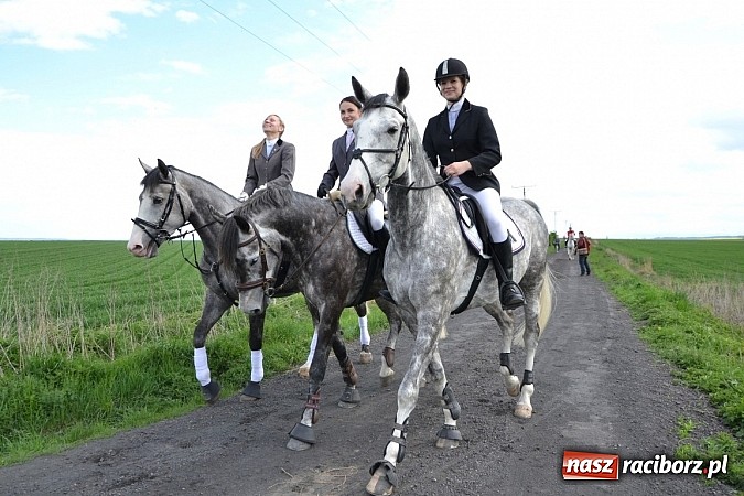 Zdjęcie w galerii na portalu naszraciborz.pl: W Bieńkowicach szli po polach starodawnym zwyczajem wiadomości z regionu