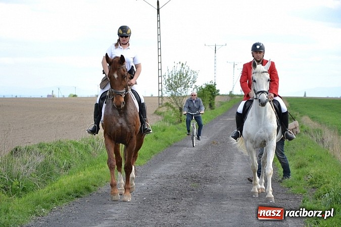 Zdjęcie w galerii na portalu naszraciborz.pl: W Bieńkowicach szli po polach starodawnym zwyczajem wiadomości z regionu