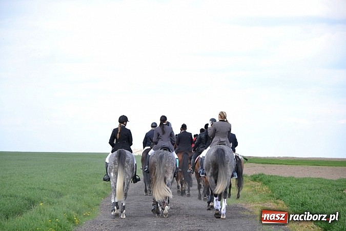 Zdjęcie w galerii na portalu naszraciborz.pl: W Bieńkowicach szli po polach starodawnym zwyczajem wiadomości z regionu