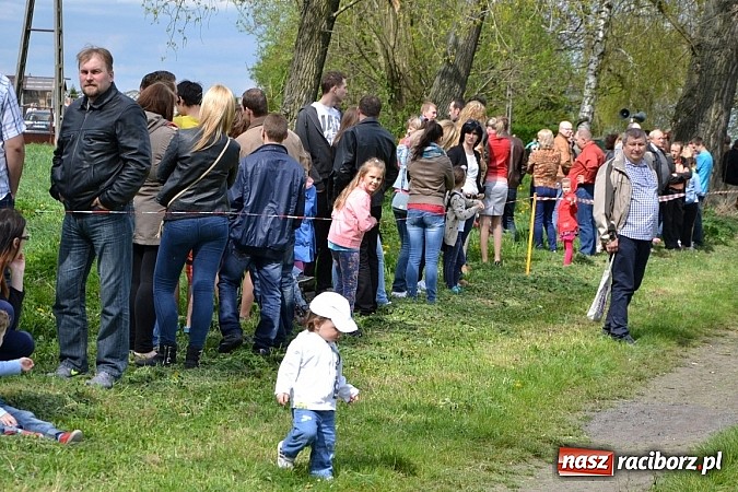 Zdjęcie w galerii na portalu naszraciborz.pl: W Bieńkowicach szli po polach starodawnym zwyczajem wiadomości z regionu