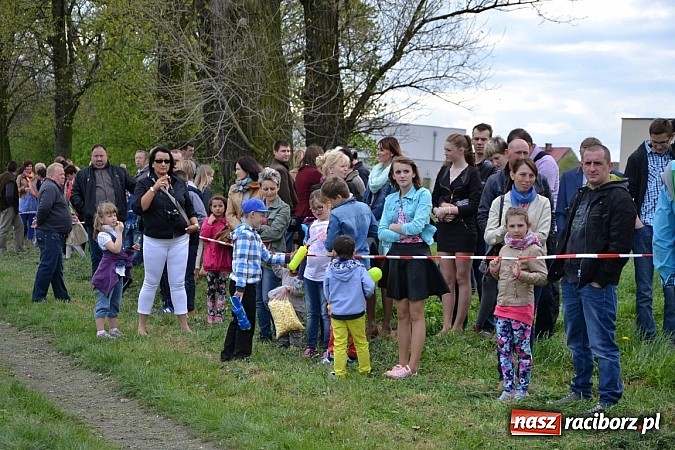 Zdjęcie w galerii na portalu naszraciborz.pl: W Bieńkowicach szli po polach starodawnym zwyczajem wiadomości z regionu