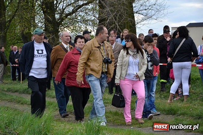 Zdjęcie w galerii na portalu naszraciborz.pl: W Bieńkowicach szli po polach starodawnym zwyczajem wiadomości z regionu