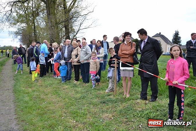 Zdjęcie w galerii na portalu naszraciborz.pl: W Bieńkowicach szli po polach starodawnym zwyczajem wiadomości z regionu