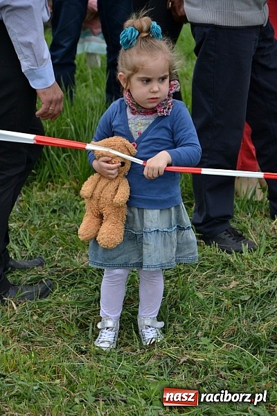 Zdjęcie w galerii na portalu naszraciborz.pl: W Bieńkowicach szli po polach starodawnym zwyczajem wiadomości z regionu