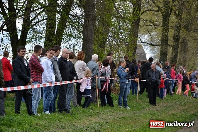 Zdjęcie w galerii na portalu naszraciborz.pl: W Bieńkowicach szli po polach starodawnym zwyczajem wiadomości z regionu