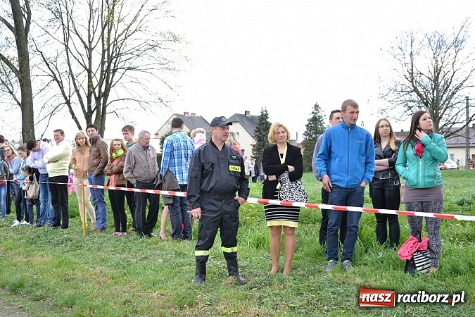 Zdjęcie w galerii na portalu naszraciborz.pl: W Bieńkowicach szli po polach starodawnym zwyczajem wiadomości z regionu